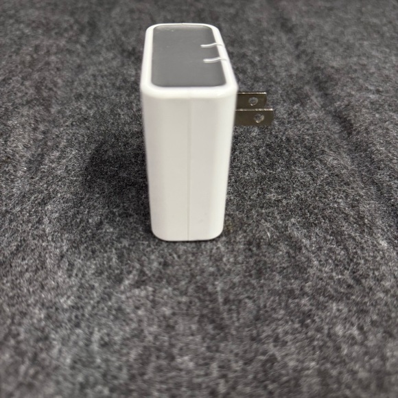 Ubiolabs White USB Wall Charger - Picture 4 of 4